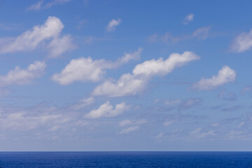 Obraz premium Bright Sky and Ocean Horizon with Scattered Clouds on a Sunny Day