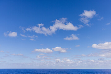 Obraz premium Blue Sky With Clouds Over the Calm Pacific Ocean Horizon