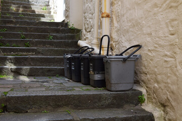 Guernsey, escalier ruelle et poubelles alimentaires