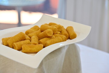 Addobbi e aperitivi per feste in location di compleanno, comunioni, con bicchieri, palloncini, pizze, , crocchette, confetti, piatti, candele, fiori e torta