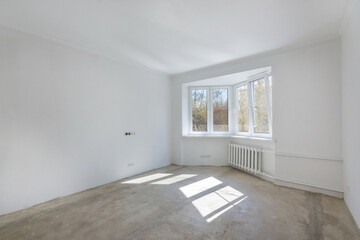 Ready for decoration, an empty bright room. The floor is uncoatedand unfinished repairs. Unfurnished.