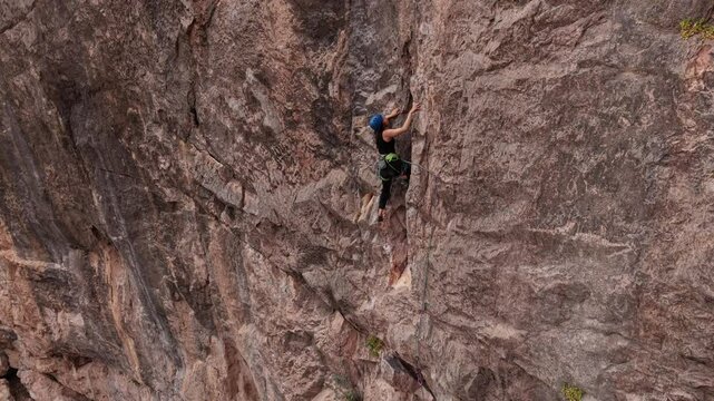 Escalada en la monta&ntilde;a, deporte extremo de aventura en el desierto, mujer escalando