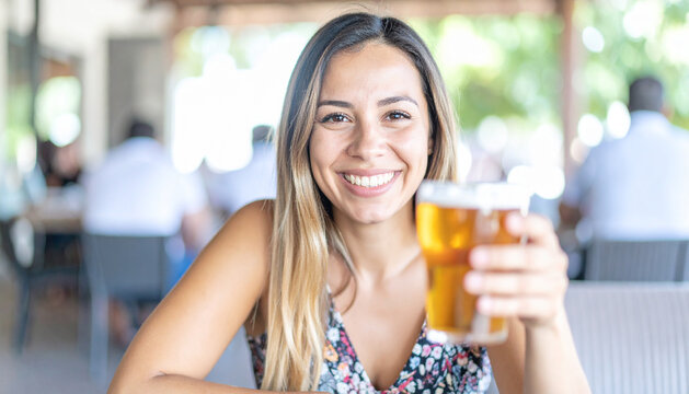 Frau im Biergarten