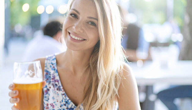 Frau im Biergarten