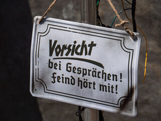 Warning Sign in German: Beware of Eavesdropping During Conversations