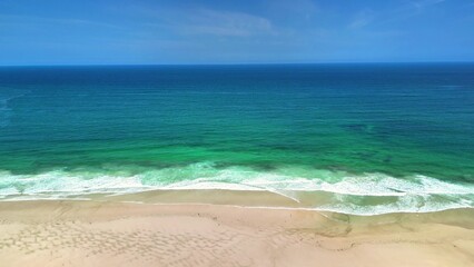 Obraz premium Enjoy stunning aerial views of a pristine beach with turquoise waters, perfect for relaxation