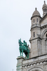 Obraz premium Oxidized copper statue in a cathedral in Paris