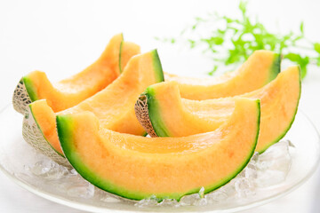 畑で収穫した新鮮で甘く美味しいメロン