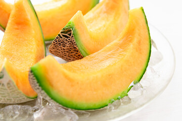 畑で収穫した新鮮で甘く美味しいメロン