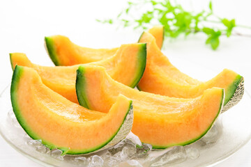 畑で収穫した新鮮で甘く美味しいメロン