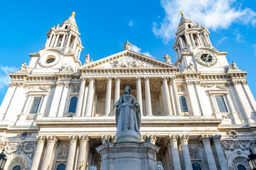 Obraz premium West facade of Saint Pauls Cathedral in London