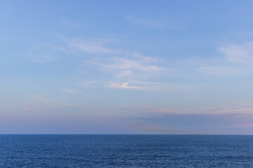 Obraz premium Peaceful Ocean View with Clear Sky and Gentle Horizon in British Columbia