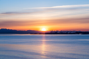 Obraz premium Peaceful Sunrise Over Port of Vancouver and Pacific Ocean in West Coast Canada