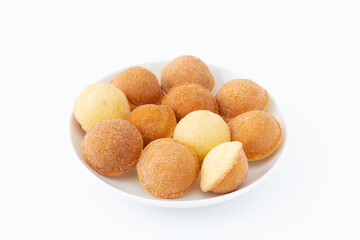白背景にお皿に載せた鈴カステラ