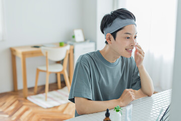 スキンケアをする若い男性