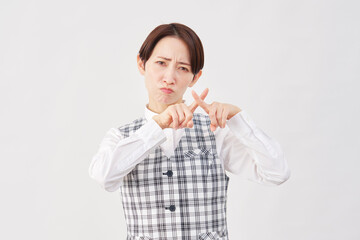 女性　事務員　指でバツのジェスチャー　白背景