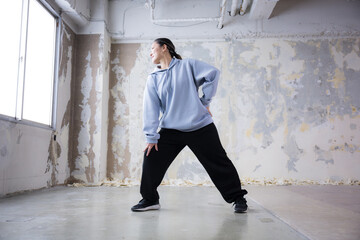 ダンスのポーズをとるダンサーのイメージ　ヒップホップなど全身の広角