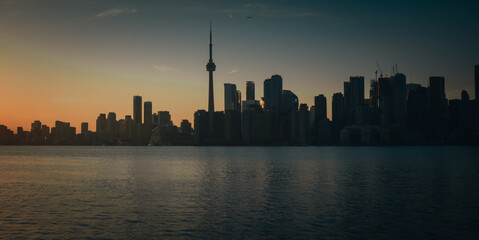 Obraz premium sunset over the city, toronto, canada
