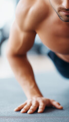 Obraz premium Closeup of muscular man arm and hand during plank exercise