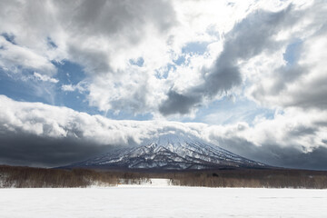 北海道京極町-雲のかかる羊蹄山-04