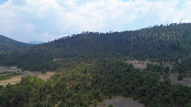 toma aerea del cerro del ajusco en la ciudad de M&eacute;xico, con vista del cielo azul