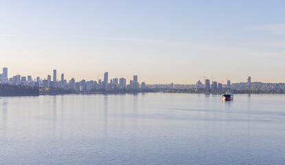 Obraz premium Morning Cityscape View of Vancouver with Calm Waters and Distant Ship