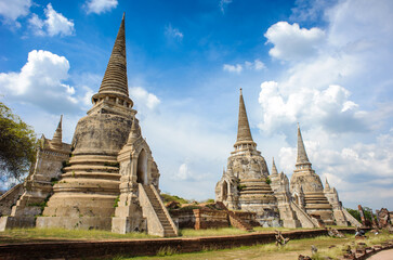 Fototapeta premium Wat Phra Si Sanphet temple with big Chedi and ruined buildings in Ayuthaya historical park, Thailand, Asia.
