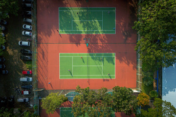 Obraz premium High-Angle View of Tennis Courts and Parking Lot