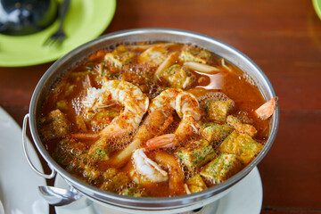 Sour curry shrimp with vegetable omelet in hot pot