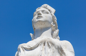 Fototapeta premium A statue of a woman with a hat on her head