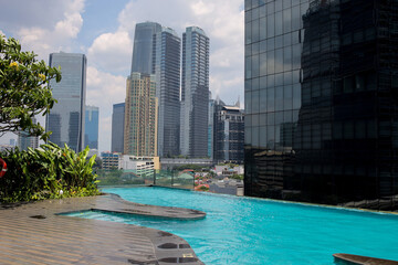 Obraz premium Infinity Pool With A Stunning View Of Contemporary High Rise Buildings In Bustling City