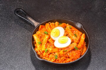 Rabokki is a type of tteokbokki, with the addition of ramyeon noodles. This dish is a street snack that is generally sold in Bunsikjip.