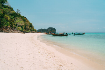 Fototapeta premium Beach travel background in tropical Thailand