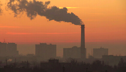 Obraz premium Industrial Pollution Smokestack Emissions at Sunrise
