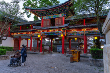 Obraz premium Beautiful image of Mufu Palace in Lijiang old town at evening light in Lijiang, China.