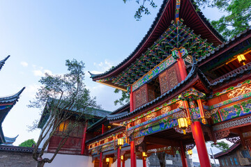 Obraz premium Beautiful image of Mufu Palace in Lijiang old town at evening light in Lijiang, China.