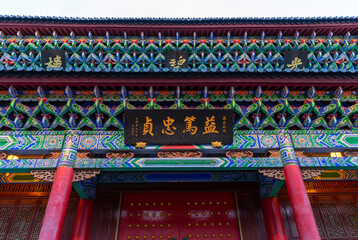 Obraz premium Beautiful image of Mufu Palace in Lijiang old town at evening light in Lijiang, China.
