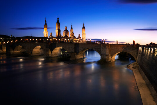 Basilique du Pilar et pont de pierre illumin&eacute;s &agrave; l'heure bleue &agrave; Saragosse, Espagne