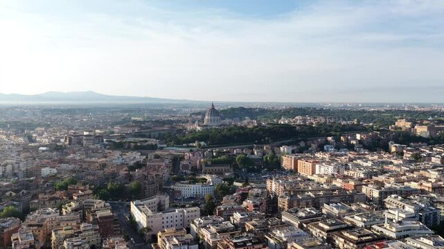 Primopiano sulla cupola di San Pietro a Roma. Italia.
Vista aerea, della Basilica e sullo sfondo la citt&agrave; di Roma.