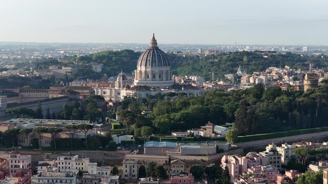Primopiano sulla cupola di San Pietro a Roma. Italia.
Vista aerea, della Basilica e sullo sfondo la citt&agrave; di Roma.