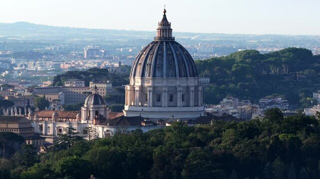 Primopiano sulla cupola di San Pietro a Roma. Italia.
Vista aerea, della Basilica e sullo sfondo la citt&agrave; di Roma.