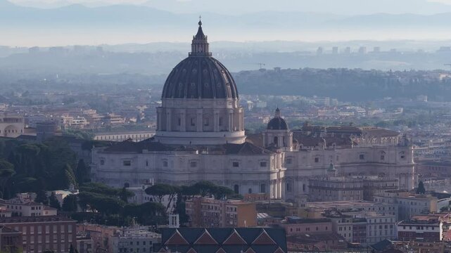 Primopiano sulla cupola di San Pietro a Roma. Italia.
Vista aerea, della Basilica e sullo sfondo la citt&agrave; di Roma.