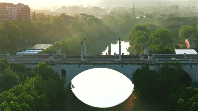 Il viadotto di Corso Francia a Roma, Italia.
Vista aerea del ponte di Corso Francia che attraversa il fiume Tevere a Roma, in una mattina d'estate.