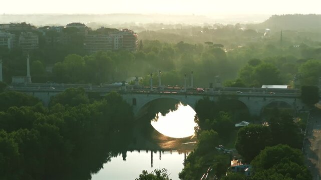 Il viadotto di Corso Francia a Roma, Italia.
Vista aerea del ponte di Corso Francia che attraversa il fiume Tevere a Roma, in una mattina d'estate.