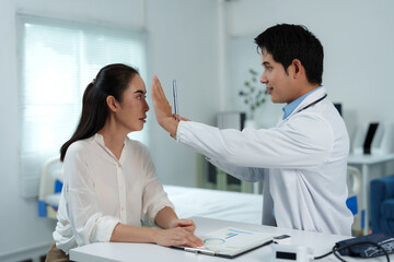 Obraz premium Doctor performing eye examination on patient in medical clinic