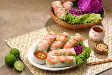 Gỏi cuốn, Vietnamese spring rolls, summer spring rolls, or salad spring rolls, a traditional dish in Vietnamese cuisine consisting of chicken, shrimp, vegetables, bún, and other ingredients wrapped in