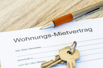 Nahaufnahme von einem symbolischen Wohnungs-Mietvertrag