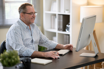 Obraz premium A businessman is sitting at his desk working.