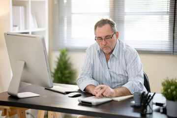 Obraz premium A businessman is sitting at his desk working.