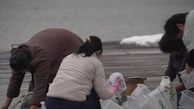 japonaise tirant le poisson